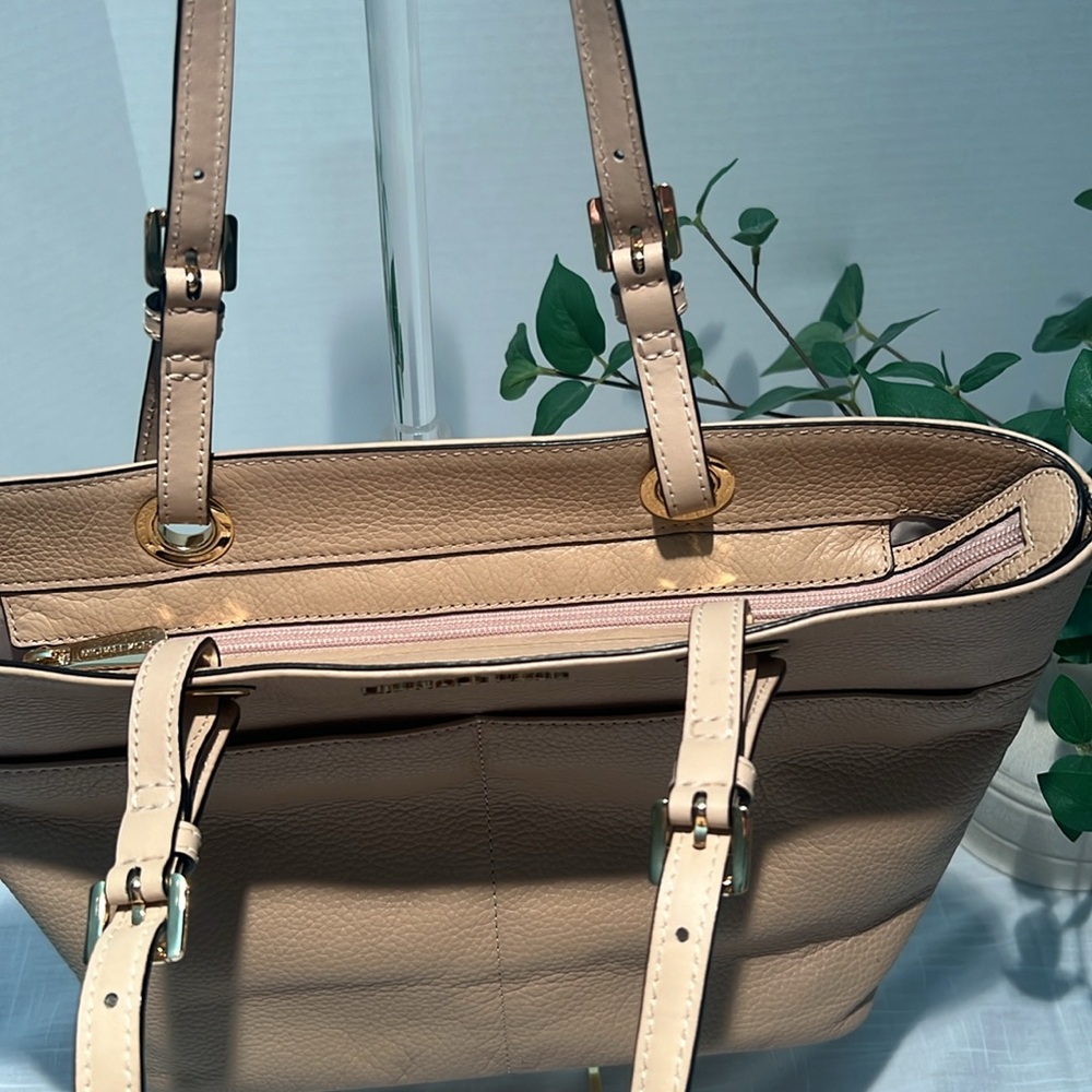 Michael Kors Camel Tan Bedford Tote Bag with Gold Accents. EUC. - Picture 9 of 14